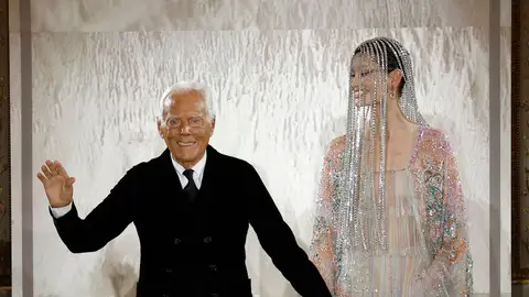Giorgio Armani y una modelo Giorgio Armani y una modelo