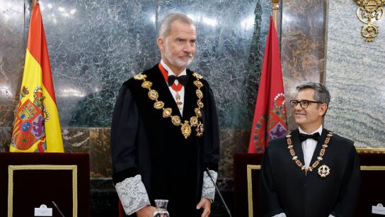 El rey Felipe VI, acompa&ntilde;ado por el ministro F&eacute;lix Bola&ntilde;os 
