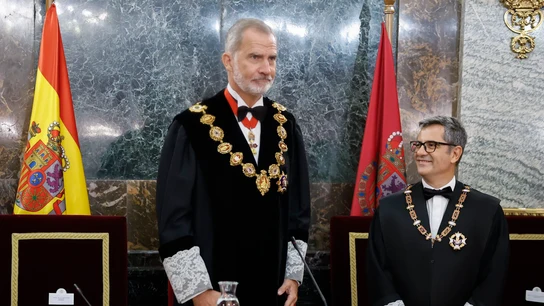 El rey Felipe VI, acompañado por el ministro Félix Bolaños El rey Felipe VI, acompañado por el ministro Félix Bolaños