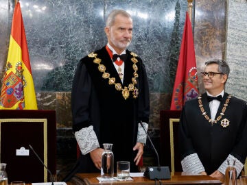 El rey Felipe VI, acompañado por el ministro Félix Bolaños 