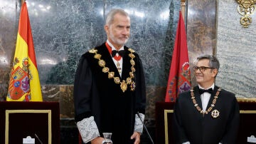 El rey Felipe VI, acompañado por el ministro Félix Bolaños 