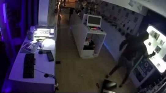 V&Iacute;DEO: Asaltan una tienda de telefon&iacute;a de Girona: el bot&iacute;n est&aacute; valorado en m&aacute;s de 5.000 euros