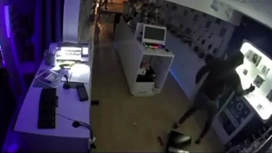 VÍDEO: Asaltan una tienda de telefonía de Girona: el botín está valorado en más de 5.000 euros VÍDEO: Asaltan una tienda de telefonía de Girona: el botín está valorado en más de 5.000 euros