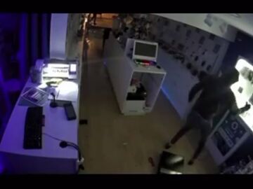 VÍDEO: Asaltan una tienda de telefonía de Girona: el botín está valorado en más de 5.000 euros