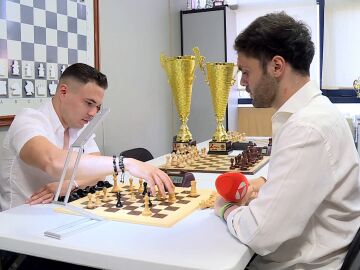 Daniel Pulvett, el genio que ha ganado el mundial de ajedrez imaginando el tablero en su cabeza