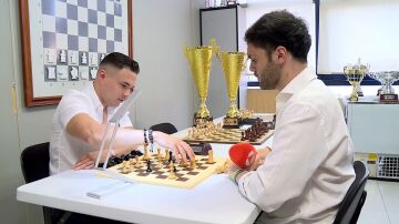 Daniel Pulvett, el genio que ha ganado el mundial de ajedrez imaginando el tablero en su cabeza