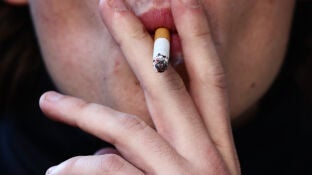 Imagen de archivo de una mujer fumando.