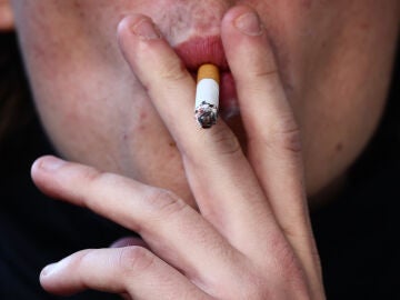 Imagen de archivo de una mujer fumando.