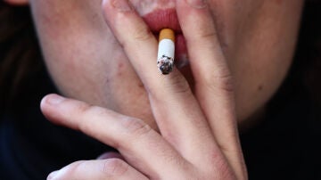 Imagen de archivo de una mujer fumando.