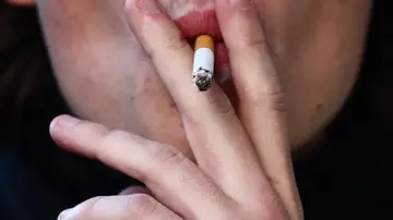 Imagen de archivo de una mujer fumando. Imagen de archivo de una mujer fumando.