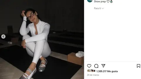Dua Lipa con sneakerinas Dua Lipa con sneakerinas