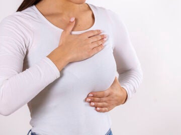 Mujer toc&aacute;ndose el pecho