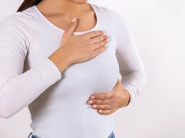 Mujer tocándose el pecho Mujer tocándose el pecho