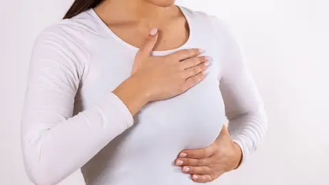 Mujer tocándose el pecho Mujer tocándose el pecho