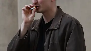 Imagen de archivo de un hombre fumando. Imagen de archivo de un hombre fumando.