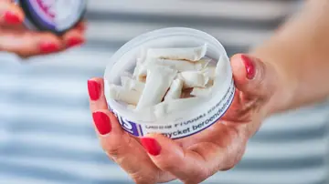 Imagen de archivo de un paquete de snus. Imagen de archivo de un paquete de snus.