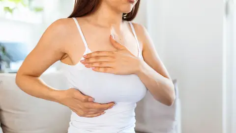 Mujer tocándose el pecho Mujer tocándose el pecho