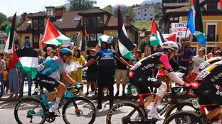 Protestas contra el Israel-Premier Tech en la etapa 13 de la Vuelta a España Protestas contra el Israel-Premier Tech en la etapa 13 de la Vuelta a España