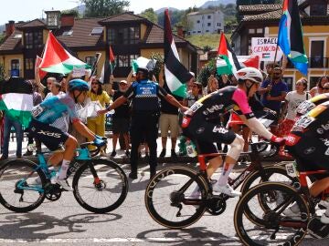 Protestas contra el Israel-Premier Tech en la etapa 13 de la Vuelta a España