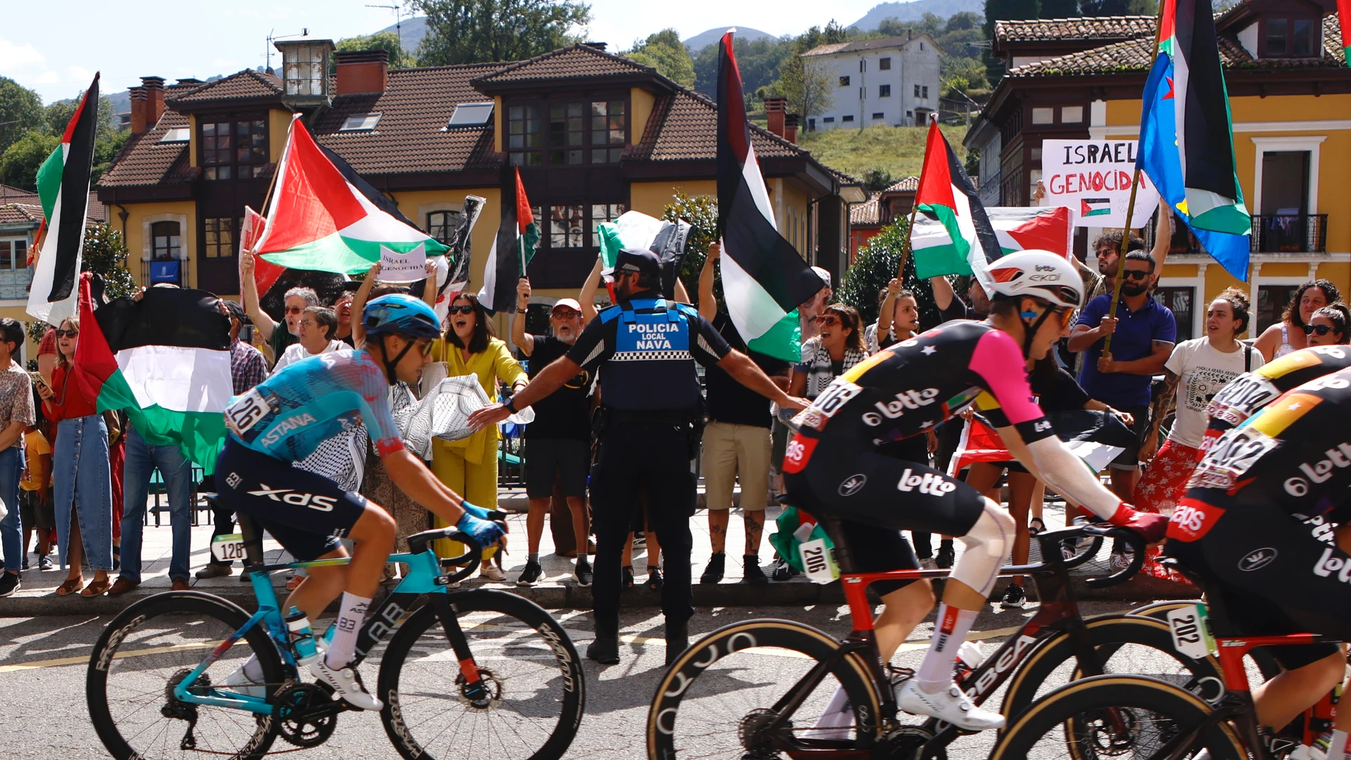 Protestas contra el Israel-Premier Tech en la etapa 13 de la Vuelta a España Protestas contra el Israel-Premier Tech en la etapa 13 de la Vuelta a España