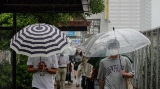 Peatones bajo la lluvia en Jap&oacute;n