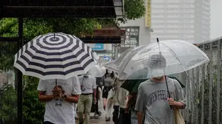 Peatones bajo la lluvia en Japón Peatones bajo la lluvia en Japón
