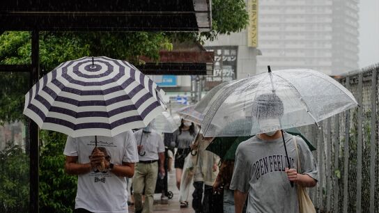 Peatones bajo la lluvia en Jap&oacute;n