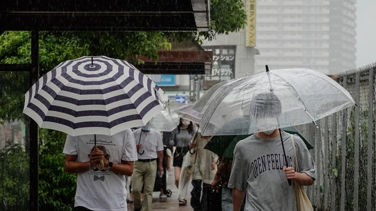 Peatones bajo la lluvia en Japón Peatones bajo la lluvia en Japón