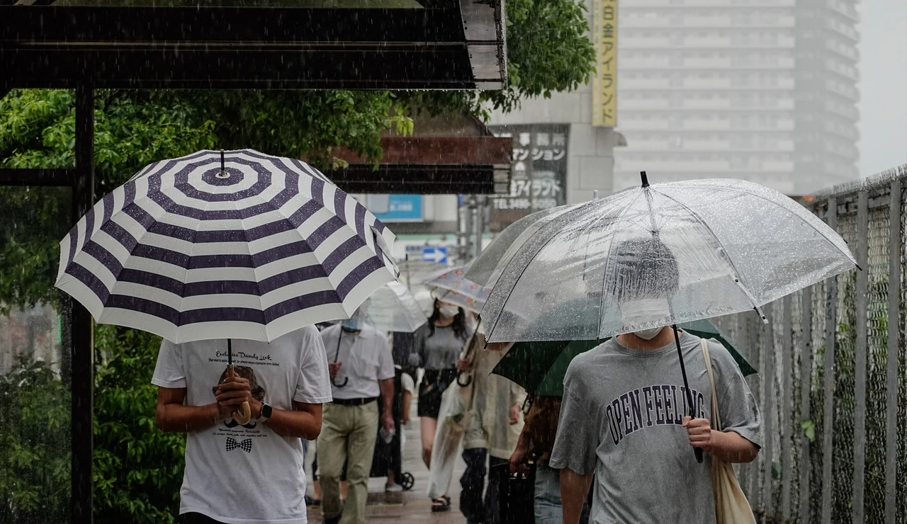 Peatones bajo la lluvia en Japón