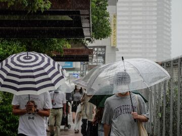 Peatones bajo la lluvia en Japón