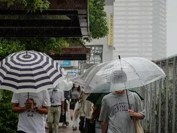 Peatones bajo la lluvia en Japón Peatones bajo la lluvia en Japón