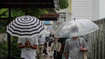 Peatones bajo la lluvia en Japón