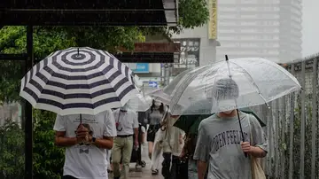 Peatones bajo la lluvia en Japón Peatones bajo la lluvia en Japón