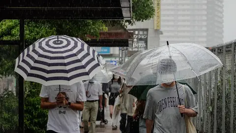 Peatones bajo la lluvia en Japón Peatones bajo la lluvia en Japón