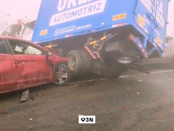 VÍDEO: Un choque múltiple entre autobuses y otros vehículos deja una decena de heridos