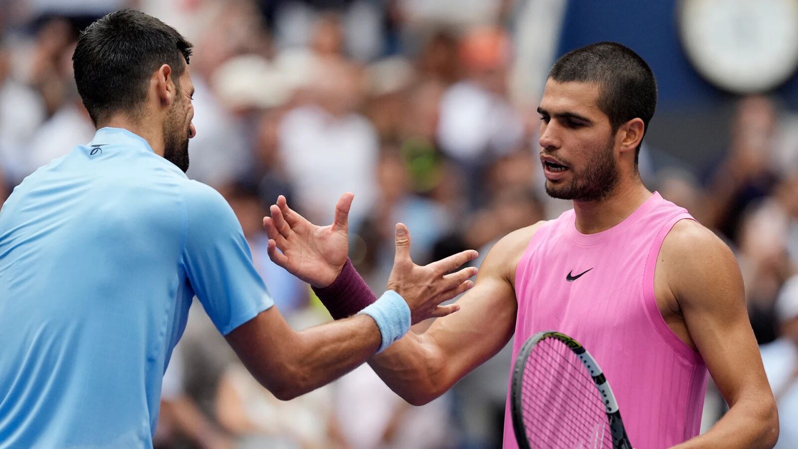 Carlos Alcaraz destroza a Novak Djokovic y se mete en la final del US Open (4-6, 6-7, 2-6)