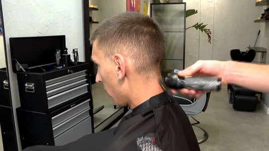 Imagen de un hombre cortándose el pelo en Roto Hair Studio. Imagen de un hombre cortándose el pelo en Roto Hair Studio.