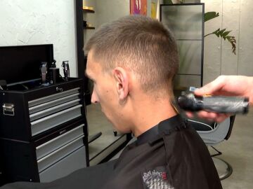 Imagen de un hombre cortándose el pelo en Roto Hair Studio.