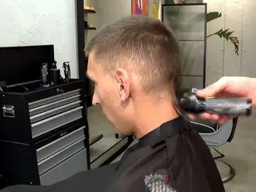 Imagen de un hombre cortándose el pelo en Roto Hair Studio. Imagen de un hombre cortándose el pelo en Roto Hair Studio.