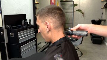Imagen de un hombre cortándose el pelo en Roto Hair Studio.