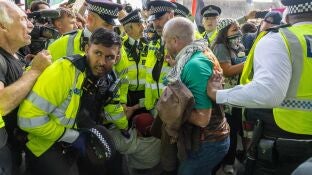 La Polic&iacute;a brit&aacute;nica detiene a manifestantes que apoyan al grupo proscrito Palestine Action.