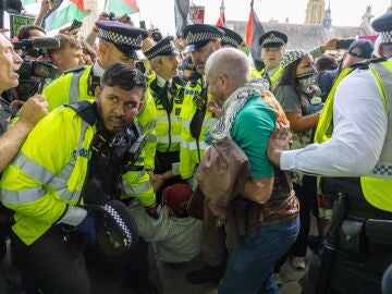 La Policía británica detiene a manifestantes que apoyan al grupo proscrito Palestine Action.