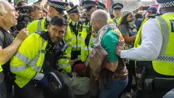 La Policía británica detiene a manifestantes que apoyan al grupo proscrito Palestine Action. La Policía británica detiene a manifestantes que apoyan al grupo proscrito Palestine Action.