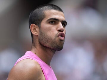 Carlos Alcaraz durante la semifinal del US Open 2025 ante Novak Djokovic