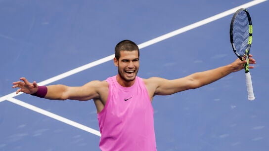 Carlos Alcaraz celebra su victoria ante Jannik Sinne en la final del US Open 2025