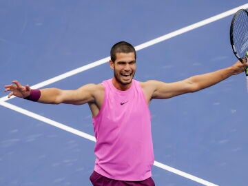 Carlos Alcaraz celebra su victoria ante Jannik Sinne en la final del US Open 2025