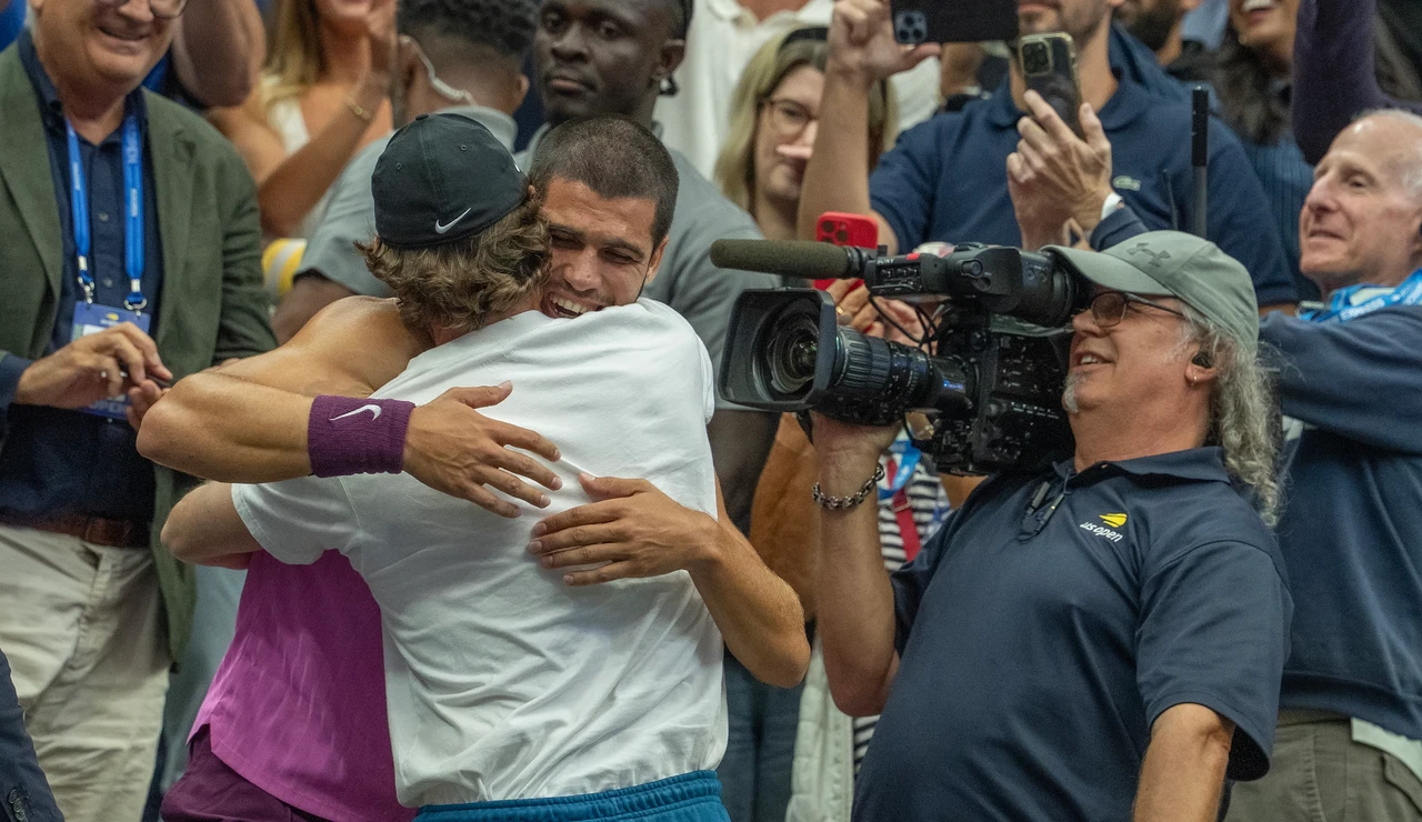 Carlos Alcaraz y Juan Carlos Ferrero se funden en un abrazo tras la final del US Open