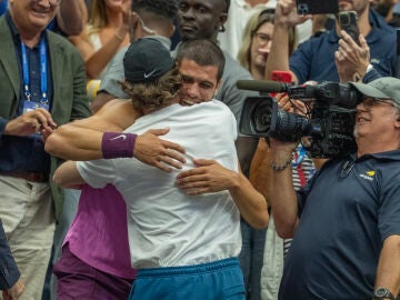 Carlos Alcaraz y Juan Carlos Ferrero se funden en un abrazo tras la final del US Open