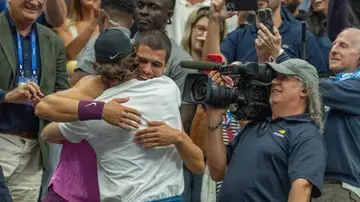 Carlos Alcaraz y Juan Carlos Ferrero se funden en un abrazo tras la final del US Open Carlos Alcaraz y Juan Carlos Ferrero se funden en un abrazo tras la final del US Open