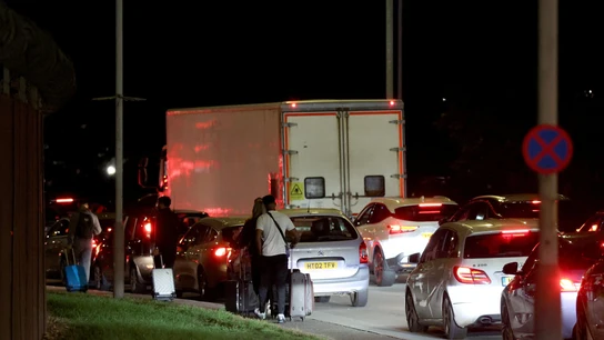 Pasajeros regresar a la T4 del aeropuerto de Heathrow en Londres Pasajeros regresar a la T4 del aeropuerto de Heathrow en Londres